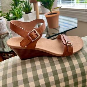 New without tags Vionic wedges, size 9 brown tan